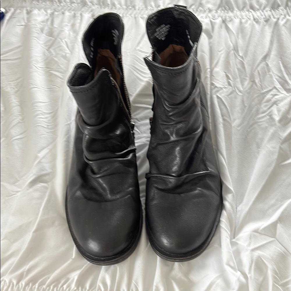 SOFFT Black Leather Ankle Boots. Stylish! Size 10. Barely worn!